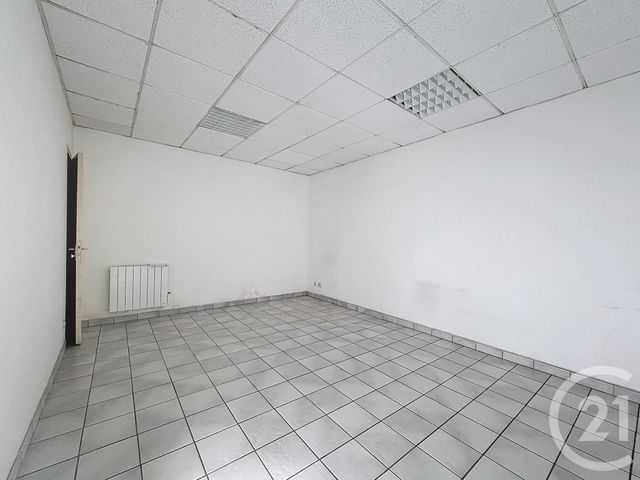 Afficher la photo en grand commerce à louer - 26.0 m2 - LANNION - 22 - BRETAGNE - Century 21 Cap Conseils