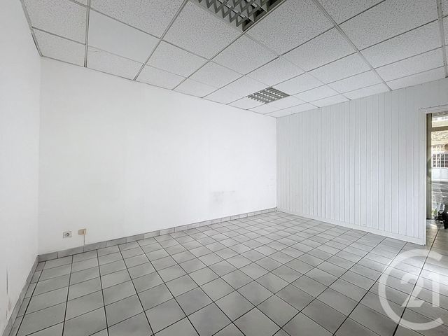 Afficher la photo en grand commerce à louer - 26.0 m2 - LANNION - 22 - BRETAGNE - Century 21 Cap Conseils