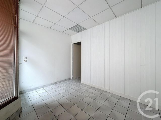 Afficher la photo en grand commerce à louer - 26.0 m2 - LANNION - 22 - BRETAGNE - Century 21 Cap Conseils